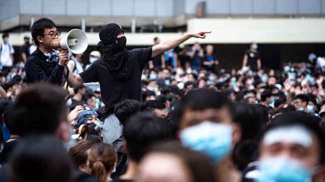 Polisi Hong Kong menangkap lima pemuda sebab diduga berkaitan dengan tewasnya pria 70 tahun saat demonstrasi rusuh.