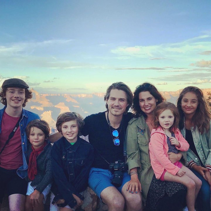 <p>Momen<em> traveling</em> dengan anak-anak tak disia-siakan Taylor 'Hanson' dan sang istri untuk menerapkan <em>roadschooling </em>lho. (Foto: Instagram @nataliehanson)</p>