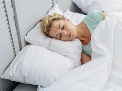 Jangan Salah! Ini 3 Tips Mencuci Bantal Tidur yang Tepat