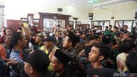 Suasana Luar Ruang Sidang Gus Nur Memanas, Kubu Pro dan Kontra Bersitegang Andi&nbsp;Video