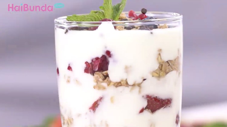 Tak sempat memasak Bun? Coba bikin resep Granola Yoghurt untuk sarapan yuk.