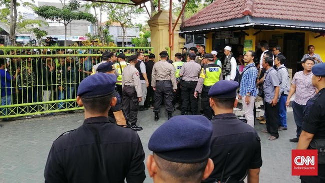 Saat ber-tabayyun dengan Banser NU di Mapolres Surabaya, sosok yang menyebut Kiai Nuruddin A Rahman dengan sebutan PKI mengakui perbuatannya dan minta maaf.