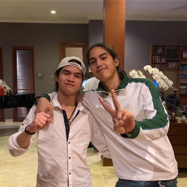 Pada 30 Mei 2019, Dul mengunggah foto bersama kakak keduanya yang berulang tahun ke-20. "<em>Selamat ultah Kk El, smoga smakin sehat, dewasa, bijaksana, makin cerdas dan slalu disayangi Allah SWT. Amin</em>." (Foto: Instagram @duljaelani)