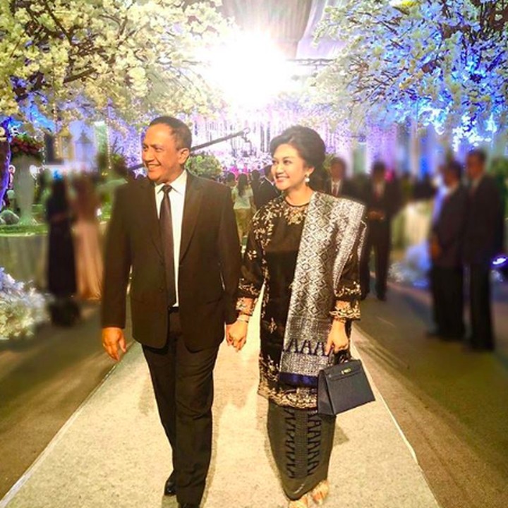 Menemani sang suami kondangan, mereka pun saling bergandengan tangan. Setuju kan, Bun, kalau mereka serasi banget? (Foto: Instagram @bellasaphiraofficial)
