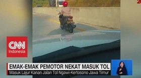 VIDEO: Nekat! Emak-Emak Pemotor Masuk Tol
