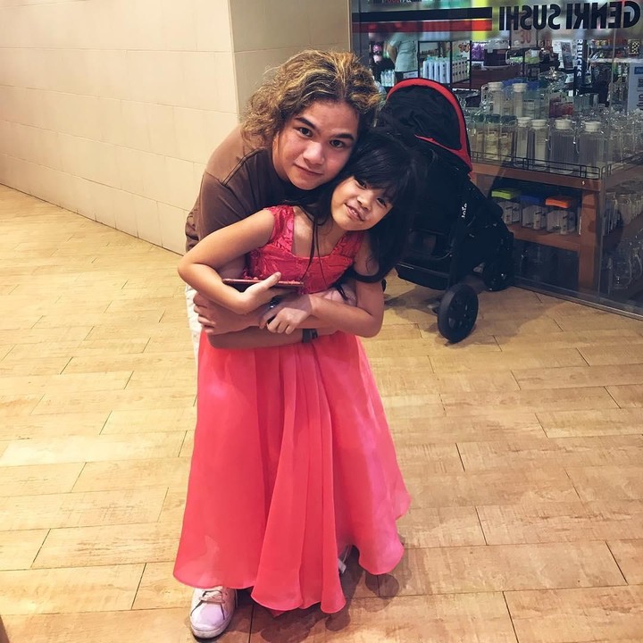 Ucapan saat Shafeeya ultah ke-7, pada 26 Februari 2018, ini <em>sweet</em> banget! "<em>Pernah mimpi punya anak perempuan, di mimpi itu aku peluk erat anakku nyata rasanya. Rindupun hadir saat aku terbangun, maka dari itu saya suka meminjam rasa dari adikku tersayang. Selamat Ulang Tahun Shafeea Ahmad. Semoga tumbuh menjadi wanita yang membanggakan keluarga dan dunia maupun akhirat. Selalu disayangi Tuhan Yang Maha Esa. PS, Aku cinta kamu, adikku.</em>" (Foto: Instagram @duljaelani)
