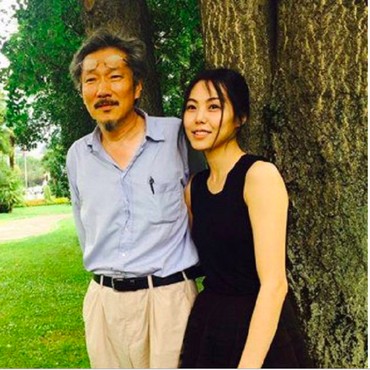 Sutradara Hong Sang Soo dan Aktris Kim Min Hee Dikaruniai Anak Pertama