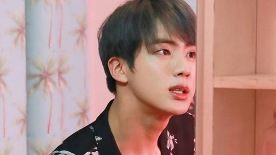 2. Jin BTS berbagi pandangan tentang perubahan diri mereka sejak debut hingga sekarang!