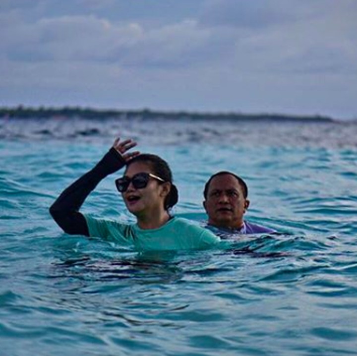 Bella dan suami senang menikmati alam nih, Bun. Selain sawah mereka juga senang menikmati lautan. Bahkan katanya, kalau sudah berenang bisa sampai magrib lho. (Foto: Instagram @bellasaphiraofficial)