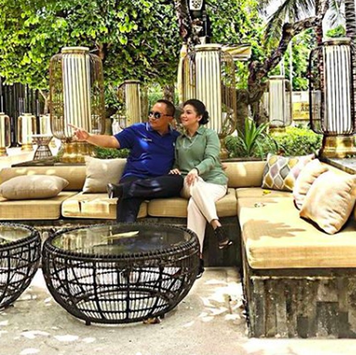 Mendampingi suami bertugas ke Bali, mereka menyempatkan untuk menghabiskan  waktu berduan. Enggak kalah romantis sama pasangan muda lainnya. (Foto: Instagram @bellasaphiraofficial)