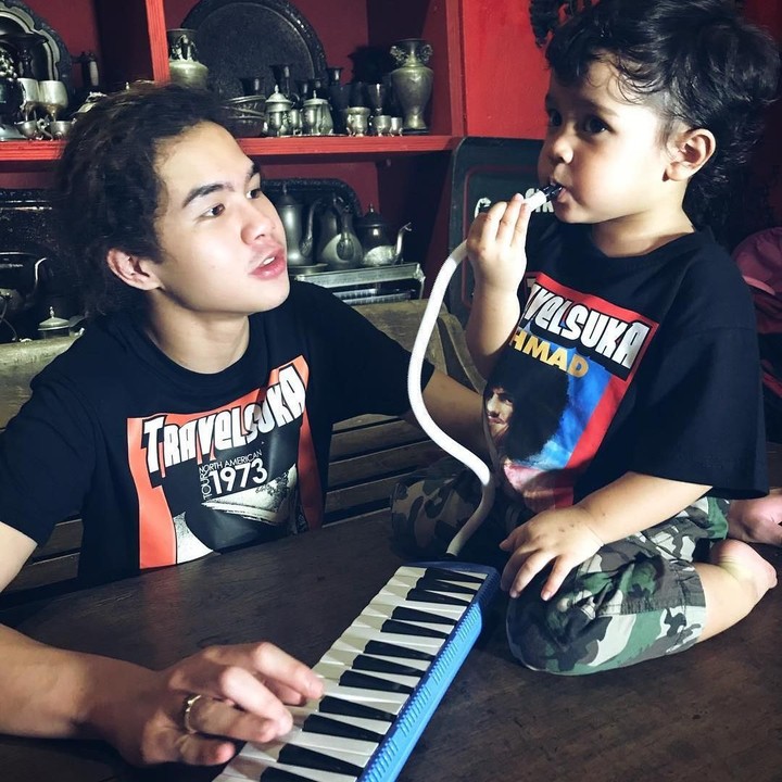 Saat ulang tahun ke-2, anak bungsu Ahmad Dhani dan Mulan Jameela belum berganti nama menjadi Muhammad Ali. Dul mengunggah foto ini pada 5 Juni 2018. "<em>Selamat Ulang Tahun, Adikku. Ahmad Syaelendra Airlangga. Semoga tumbuh membanggakan Allah. Amin. #Adikku.</em>" (Foto: Instagram @duljaelani)