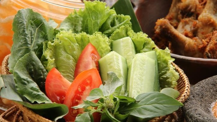 Orang Sunda Dikenal Suka Makan Lalapan, Ternyata dalam Sejarahnya Berkaitan dengan Kompeni Eropa! Kamu Sudah tahu? Orang Sunda Dikenal Suka Makan Lalapan, Ternyata dalam Sejarahnya Berkaitan dengan Kompeni Eropa! Kamu Sudah tahu?