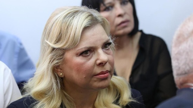 Istri Perdana Menteri Israel Benjamin Netanyahu memaksa masuk ke ruang pilot karena kesal tidak disambut saat masuk pesawat.