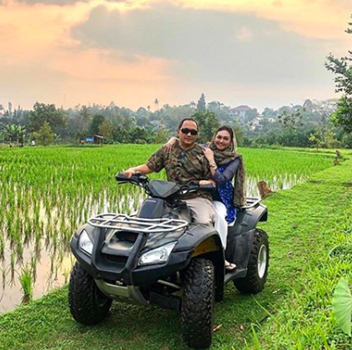 Bella dan Agus menikmati <em>sunset</em> di tepian sawah sambil menunggu. Romantis banget ya, Bun. (Foto: Instagram @bellasaphiraofficial)