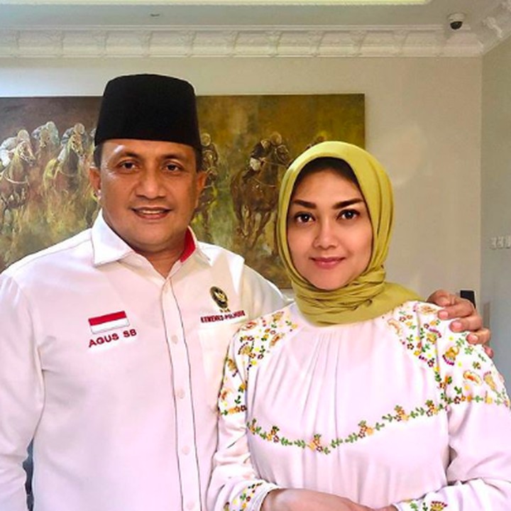 Pernikahan Bella dengan Agus Surya Bakti menyedot perhatian di tahun 2013 silam. Kini, mereka terlihat semakin romantis dan bahagia. (Foto: Instagram @bellasaphiraofficial)