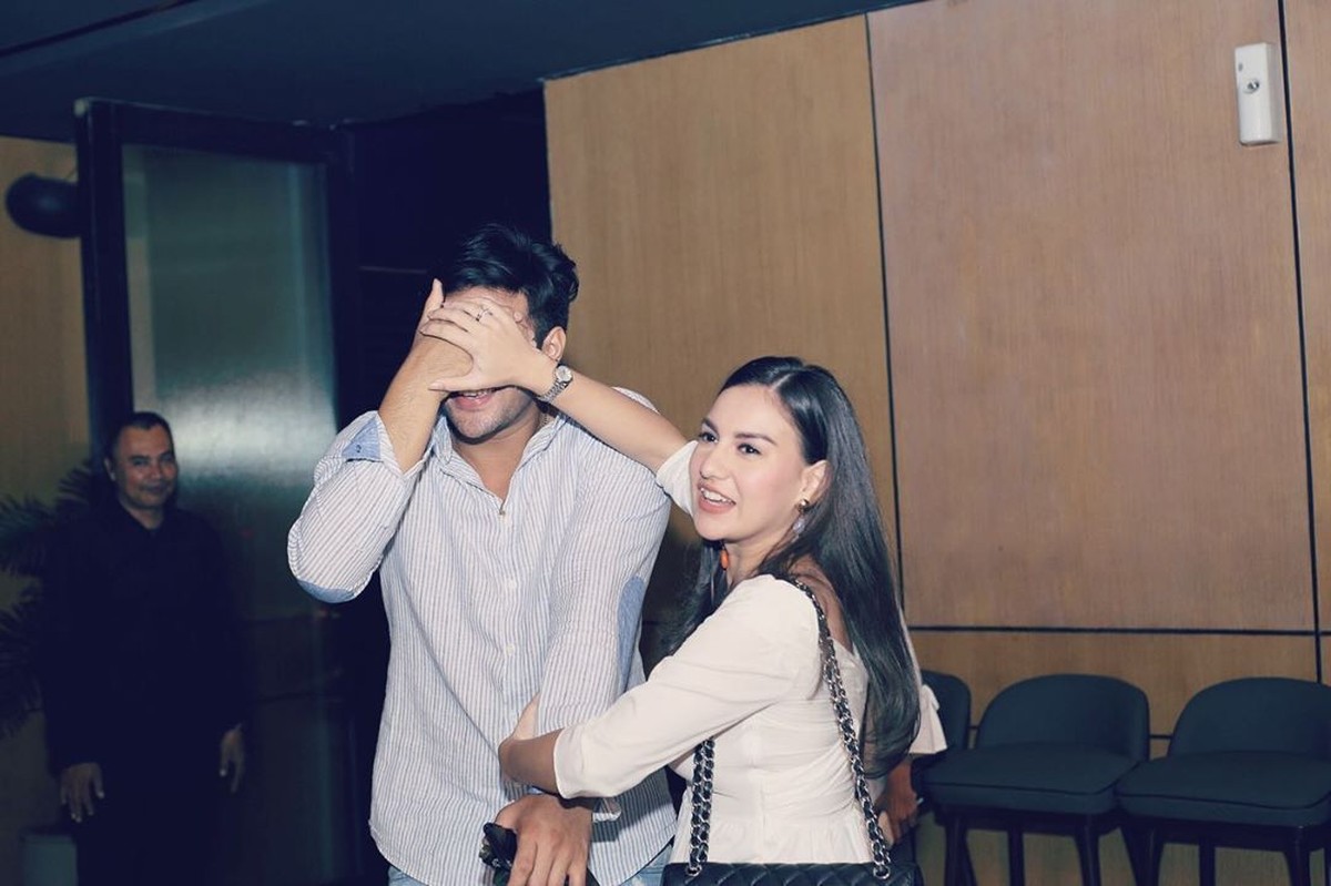 Ammar Zoni merayakan ulang tahunnya yang ke-26 dengan sang istri&comma; Irish Bella&period;