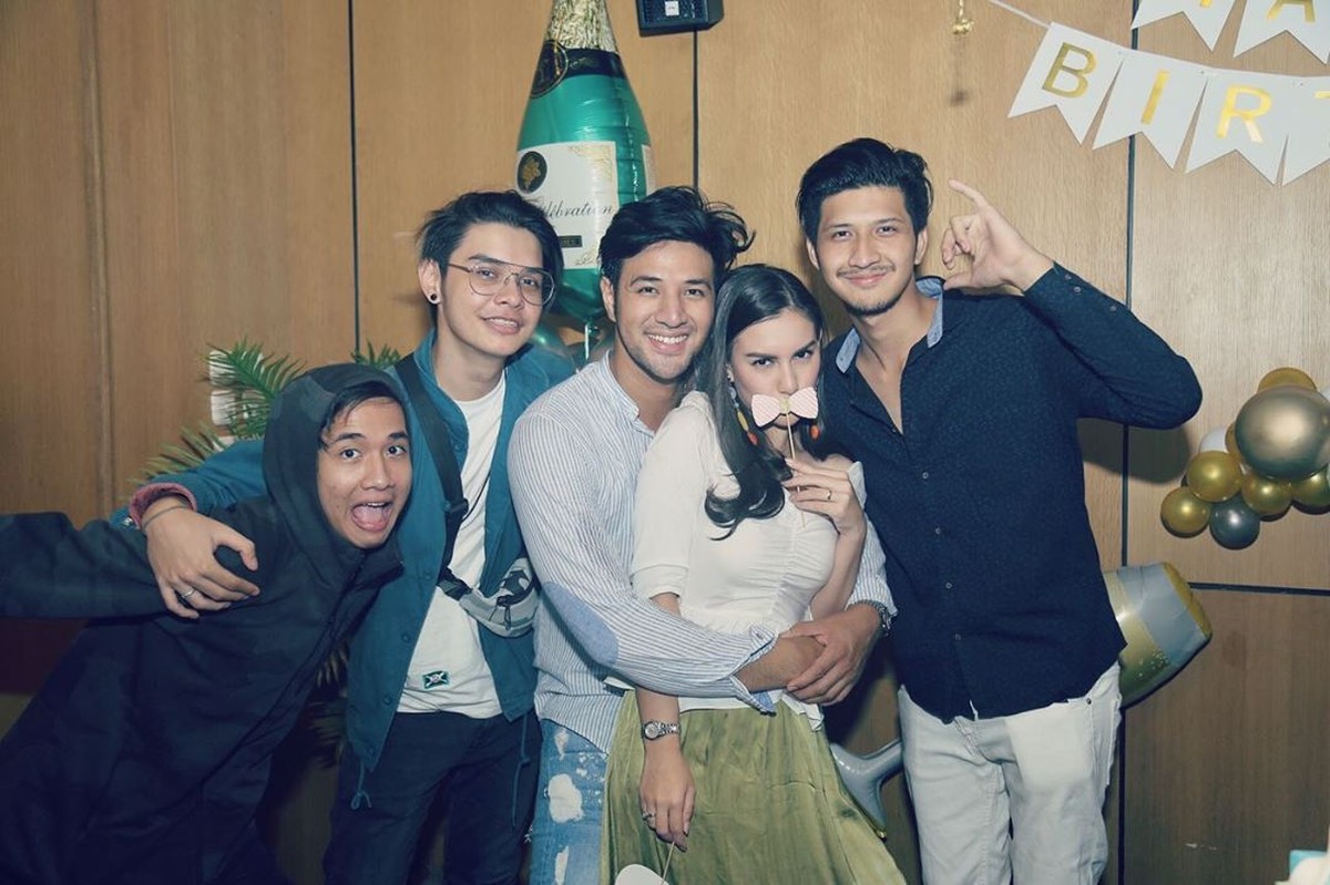 Ammar Zoni merayakan ulang tahunnya yang ke-26 dengan sang istri&comma; Irish Bella&period;