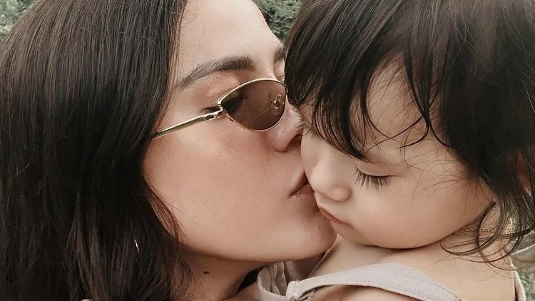 Kaki putri kecil Alice Norin berbentuk huruf X dan harus memakai sepatu khusus.
