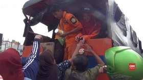 VIDEO: Warga di Samarinda Berebut Bantuan dari Basarnas