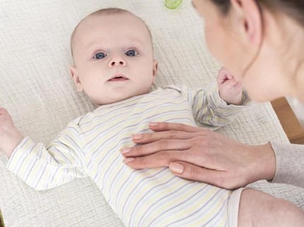 4 Langkah Mengatasi Bayi Tersedak Tanpa Panik