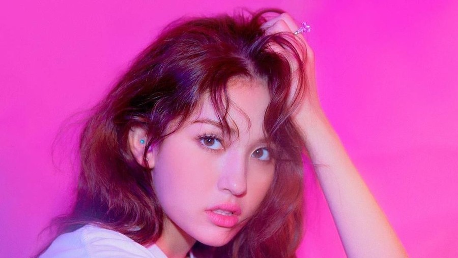 Jeon Somi resmi melakukan debut solonya dengan merilis lagu bertajuk Birthday.