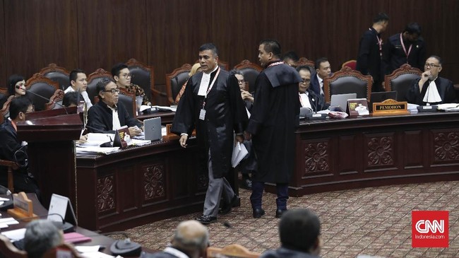 Tim kuasa hukum Prabowo-Sandi, Teuku Nasrullah, minta majelis hakim menjamin saksi 01 tidak bertemu perwakilan Jokowi-Ma'ruf maupun saksi lainnya selama rehat.