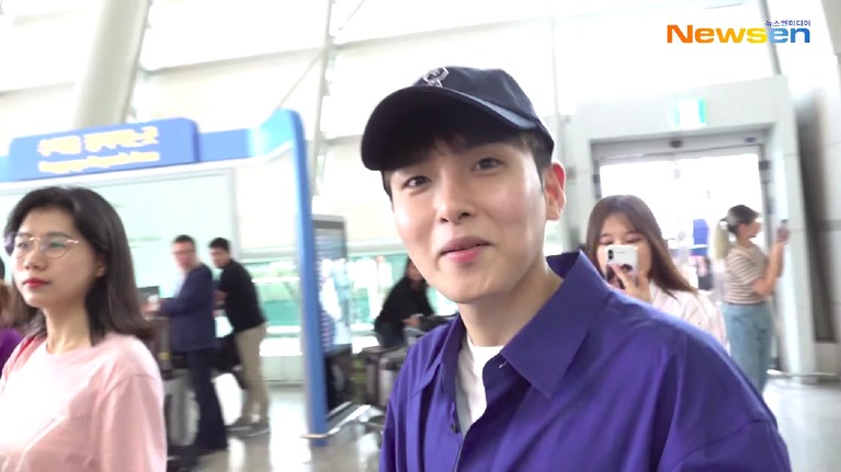 Potret para personel Super Junior di Bandara Udara Internasional Incheon, Korea Selatan, sebelum mereka terbang ke Indonesia.
