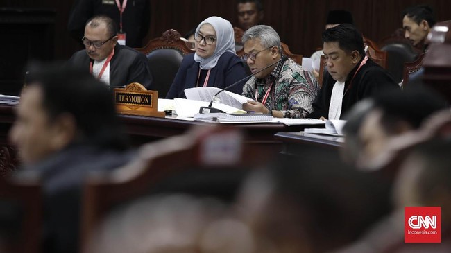 Ketua tim kuasa hukum KPU meminta MK hanya menjadikan permohonan pertama tim Prabowo-Sandi untuk diperiksa di mahkamah, bukan perbaikan.