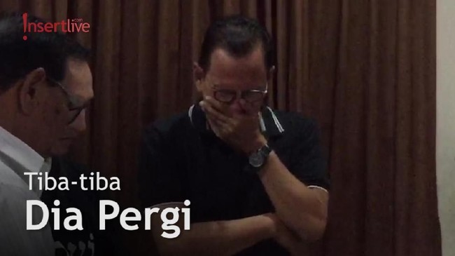 Tangis Roy Marten di Depan Jenazah Robby Sugara