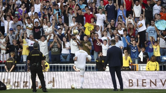 Fan Real Madrid malah meneriakkan striker Paris Saint-Germain, Kylian Mbappe, saat perkenalan Eden Hazard di Santiago Bernabeu.