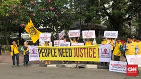 Puluhan Orang Mulai Berkumpul Di Sekitar Patung Kuda