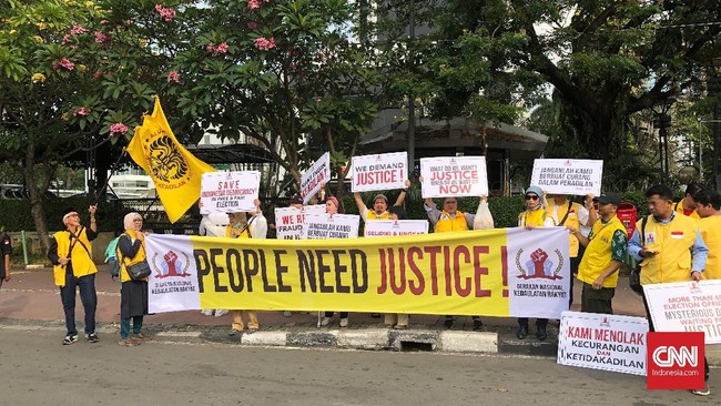 Puluhan orang mulai menggelar aksi di sekitar Jalan Medan Merdeka Barat guna menggelar aksi damai saat sidang perdana sengketa Pilpres 2019 di MK pagi ini.