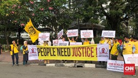 Puluhan Orang Mulai Berkumpul Di Sekitar Patung Kuda