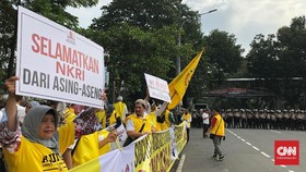 Kawal MK, Massa GNKR Bawa Ondel-ondel dan Putar Musik Betawi