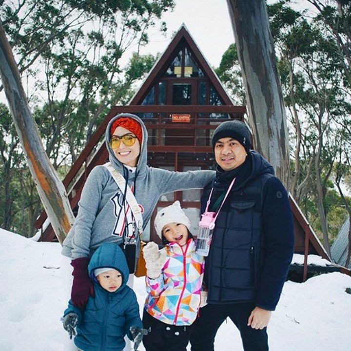 <p>Ayu Dewi dan keluarga juga tak ketinggalan menikmati salju lho di Mount Baw Baw, Australia. (Foto: Instagram @mrsayudewi)</p>