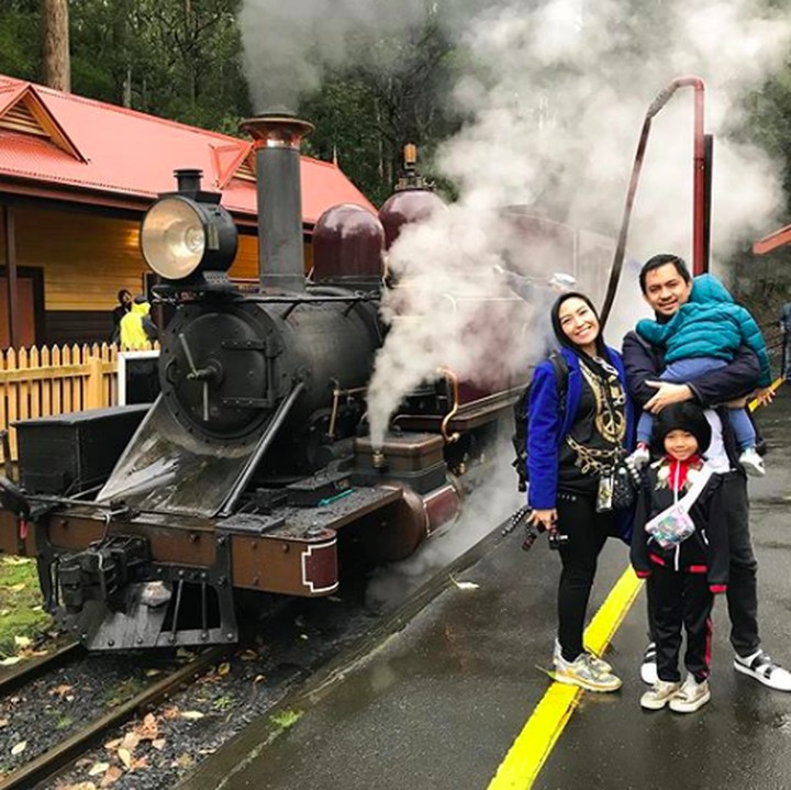 <p>Meski sedang hamil, Ayu Dewi terlihat bersemangat liburan dengan keluarga tercinta ke Australia. Saking lelahnya malah si kecil Mohamad Aqlan yang tertidur di dekapan sang ayah. (Foto: Instagram @mrsayudewi)</p>