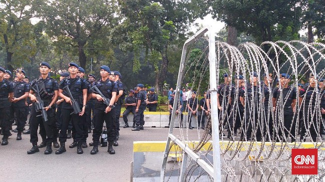 Skema pengamanan empat lapis yang digunakan kepolisian hari ini untuk menjaga gedung MK serupa dengan penjagaan gedung KPU saat demonstrasi 21-22 Mei lalu. 