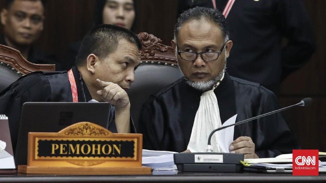 Tim Prabowo Subianto-Sandiaga Uno tetap membacakan 15 poin petitum pada perbaikan berkas putusannya meski MK hanya meminta untuk membacakan permohonan awal.