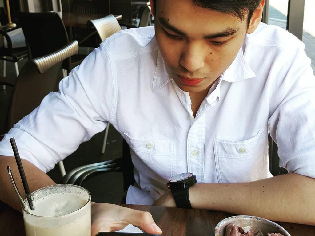 Aksi Kulineran Rob Clinton, Caleg Muda yang Kepergok Makan Bareng Chelsea Islan Aksi Kulineran Rob Clinton, Caleg Muda yang Kepergok Makan Bareng Chelsea Islan