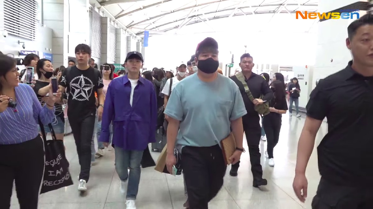 Potret para personel Super Junior di Bandara Udara Internasional Incheon&comma; Korea Selatan&comma; sebelum mereka terbang ke Indonesia&period;