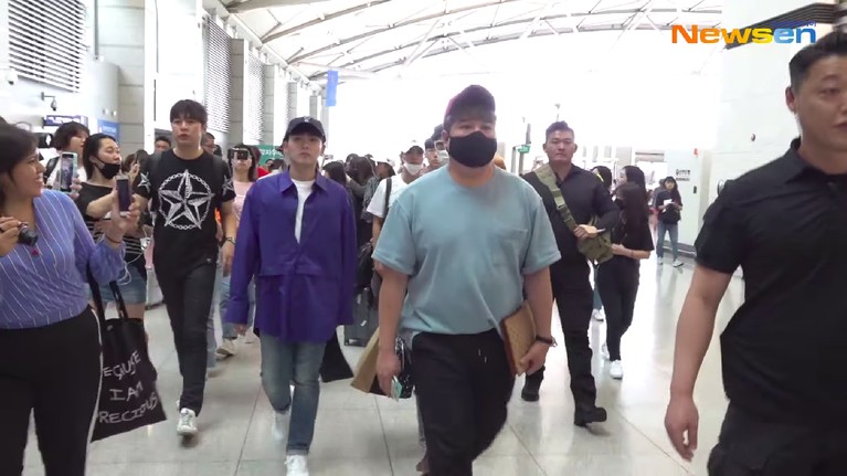 7 Potret Super Junior Menuju Jakarta Potret para personel Super Junior di Bandara Udara Internasional Incheon, Korea Selatan, sebelum mereka terbang ke Indonesia.