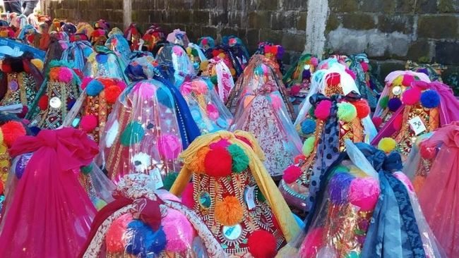Hari Rayo Enam berupa ziarah makam dan berdoa bersama keluarga setelah melakukan enam hari puasa di bulan Syawal.