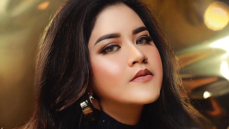 Sempat menunda wisuda karena menikah dan mengurus anak, Kahiyang Ayu akhirnya wisuda S2 dengan predikat cum laude.