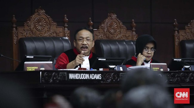 Hakim Konstitusi Suhartoyo memarahi Komisioner KPU Hasyim Asy'ari karena mengulang pertanyaan yang sudah pernah diajukan kepada saksi.