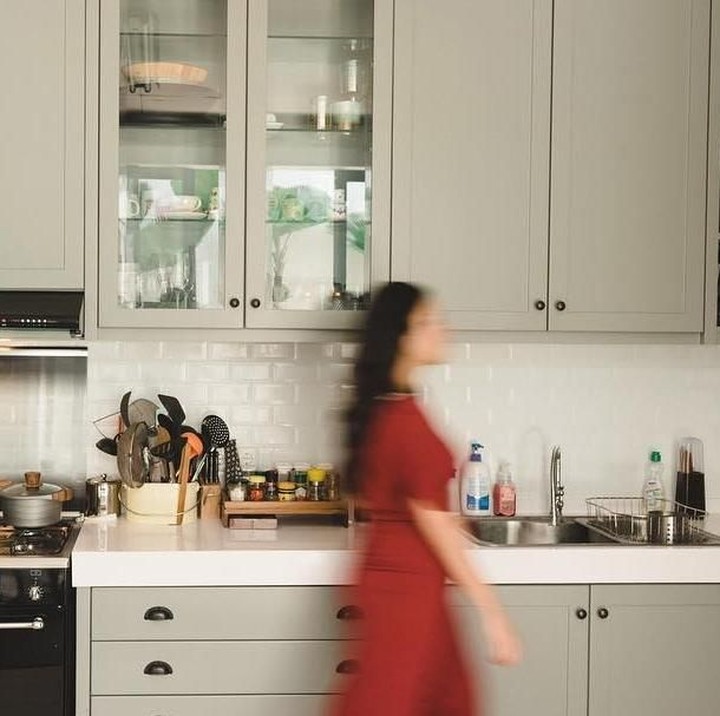<p>Penyanyi Raisa memilih tema modern untuk dapurnya dengan dominasi warna abu-abu dan putih. (Foto: Instagram @raisa6690)</p>