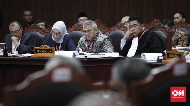 Ketua tim hukum KPU menyampaikan jawaban penyelenggara pemilu sebagai termohon atas permohonan sengketa Pilpres 2019 yang dilayangkan Prabowo-Sandi ke MK.