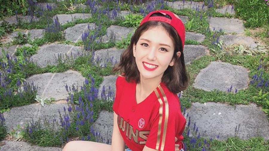 Jeon Somi Jeon Somi, mantan personil IOI yang debut solo dengan single 'Birthday'.