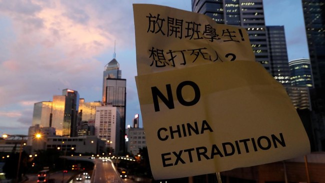Sejumlah isu meramaikan dunia pada Selasa (9/7), mulai dari klaim RUU ekstradisi Hong Kong mati hingga tantangan Rodrigo Duterte agar AS kirim militer ke LCS.