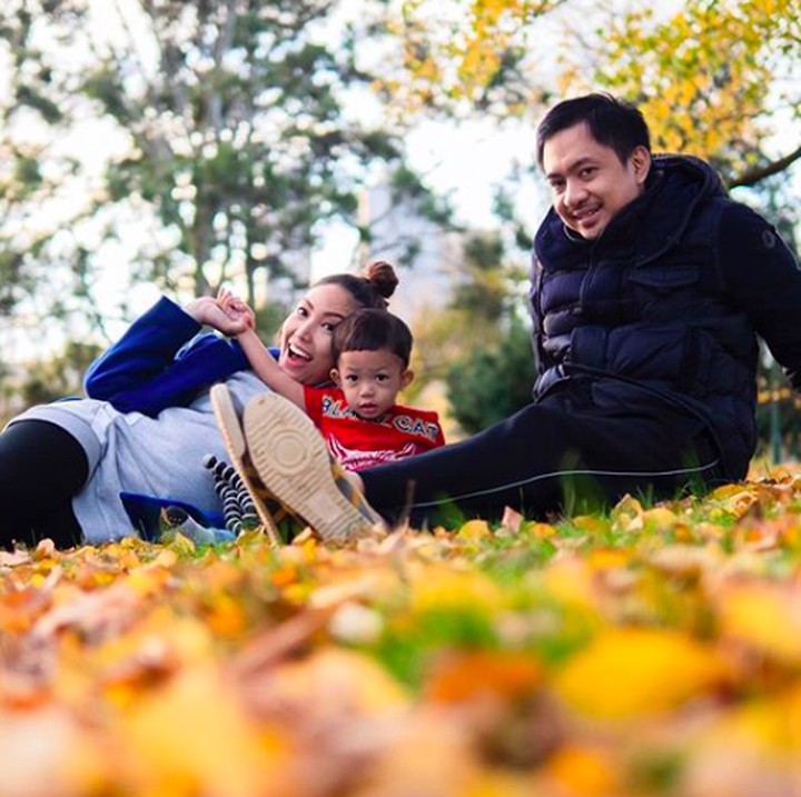 <p>Keluarga Ayu juga sempat mampir ke Royal Botanic Garden Victoria yang penuh dengan bunga-bunga berguguran. (Foto @_sebastiansusanto by Instagram @mrsayudewi)</p>