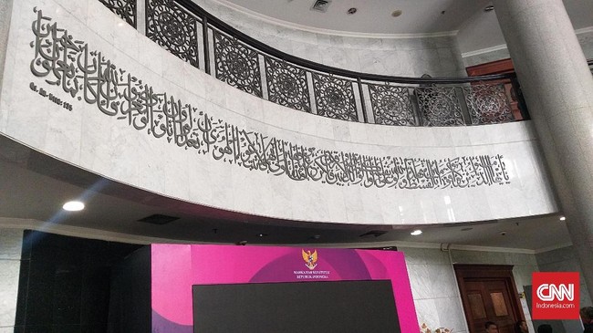 MK memasang tulisan kaligrafi yang mengingatkan soal pentingnya berbuat adil tanpa pandang bulu dan jujur tanpa memutarbalikkan kata-kata.